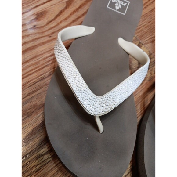REEF WOMEN's SIZE 9 FLIP FLOPS, TAUPE‎ & METALIC WHITE - Picture 2 of 7